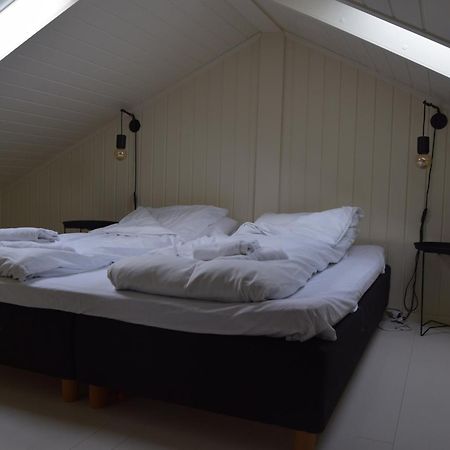 Nydelig Hytte Med Fantastisk Beliggenhet Ved Sjoen Villa Laupstad Exterior photo
