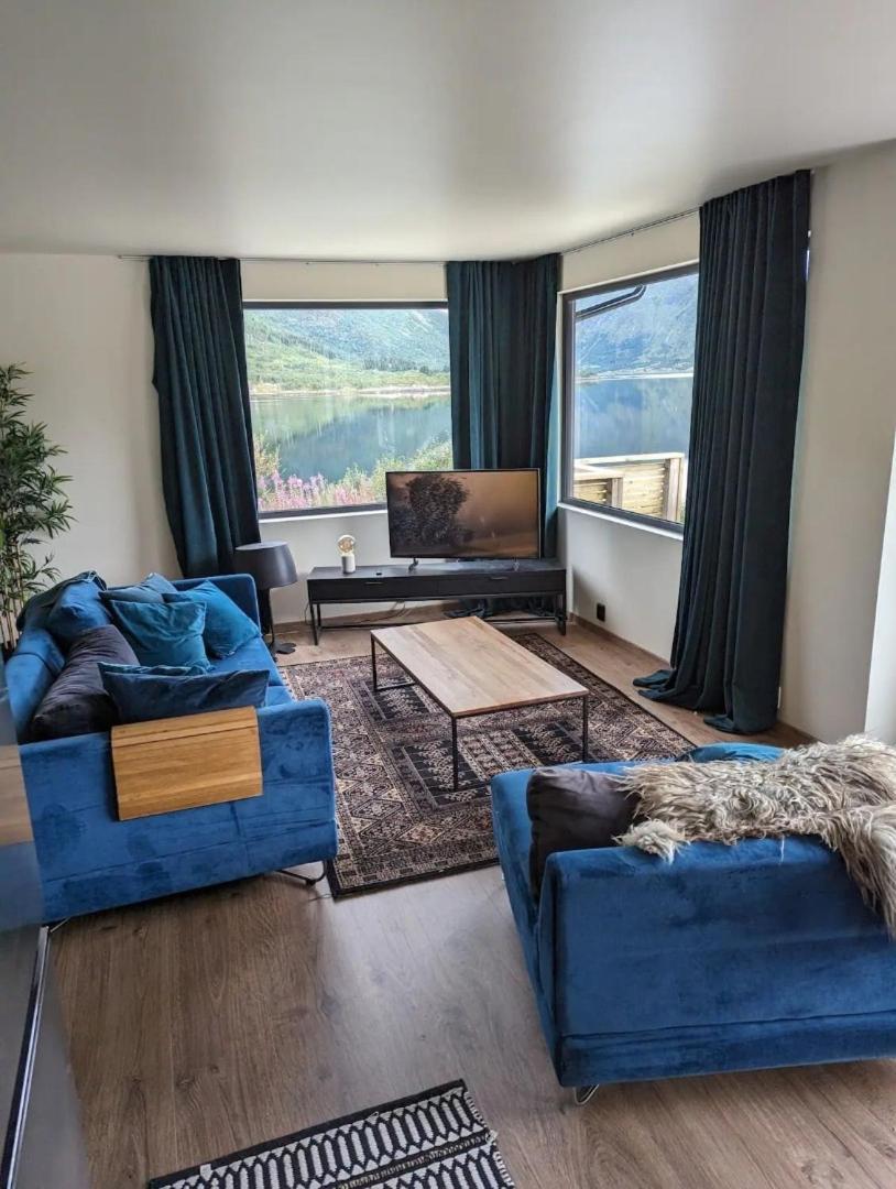 Nydelig Hytte Med Fantastisk Beliggenhet Ved Sjoen Villa Laupstad Exterior photo
