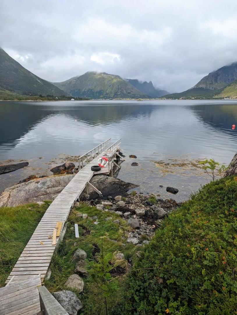 Nydelig Hytte Med Fantastisk Beliggenhet Ved Sjoen Villa Laupstad Exterior photo